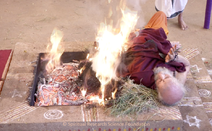 Feuer Yogi im Spirituellen Forschungszentrum umhüllt von Flammen