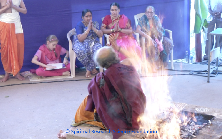 Feuer Yogi im Spirituellen Forschungszentrum sitzt in dem Opferfeuer