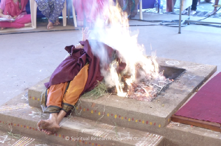 Feuer Yogi im Spirituellen Forschungszentrum bedeckt von Flammen