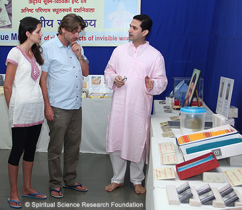 SSRF editor Mr. Sean Clarke sharing about the spiritual phenomena display in SSRF Spiritual Research Center in Goa, India to Ms. Kimberly Schipke and Dr. Streeter