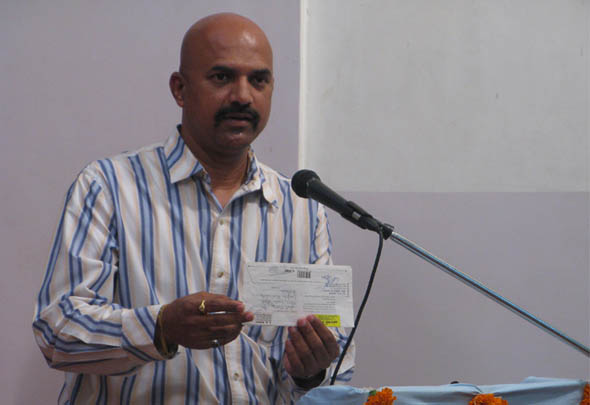 G. Rajesh Pednekar, Dadajijev poklonik, prikazuje zapečaćeni aerogram koji je iz Australije stigao s Dadajijevim predviđanjima.